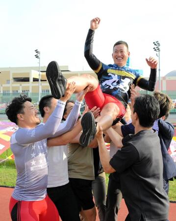 高松宮記念杯を制し古性選手（右）らに胴上げされる脇本雄太＝岸和田競輪（撮影・金居みつよし）