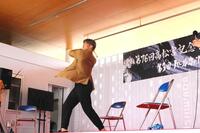 　バッティングフォームを披露する糸井嘉男氏