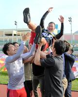 優勝した脇本選手を胴上げする古性選手（右）ら＝岸和田競輪（撮影・金居みつよし）