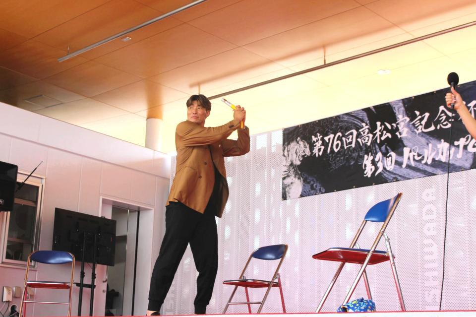 　バッティングフォームを披露する糸井嘉男氏