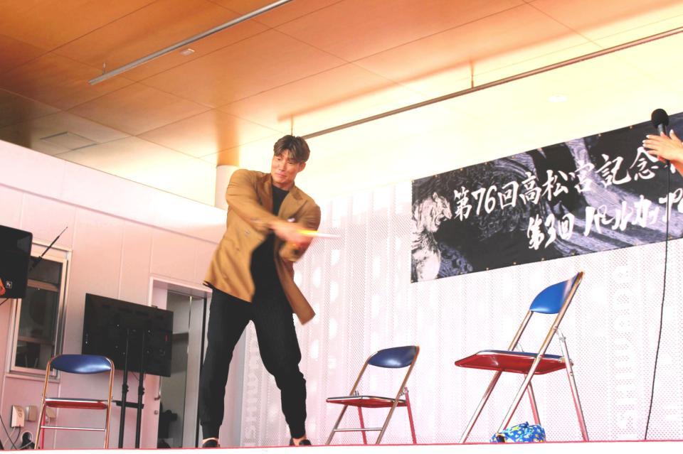 　バッティングフォームを披露する糸井嘉男氏