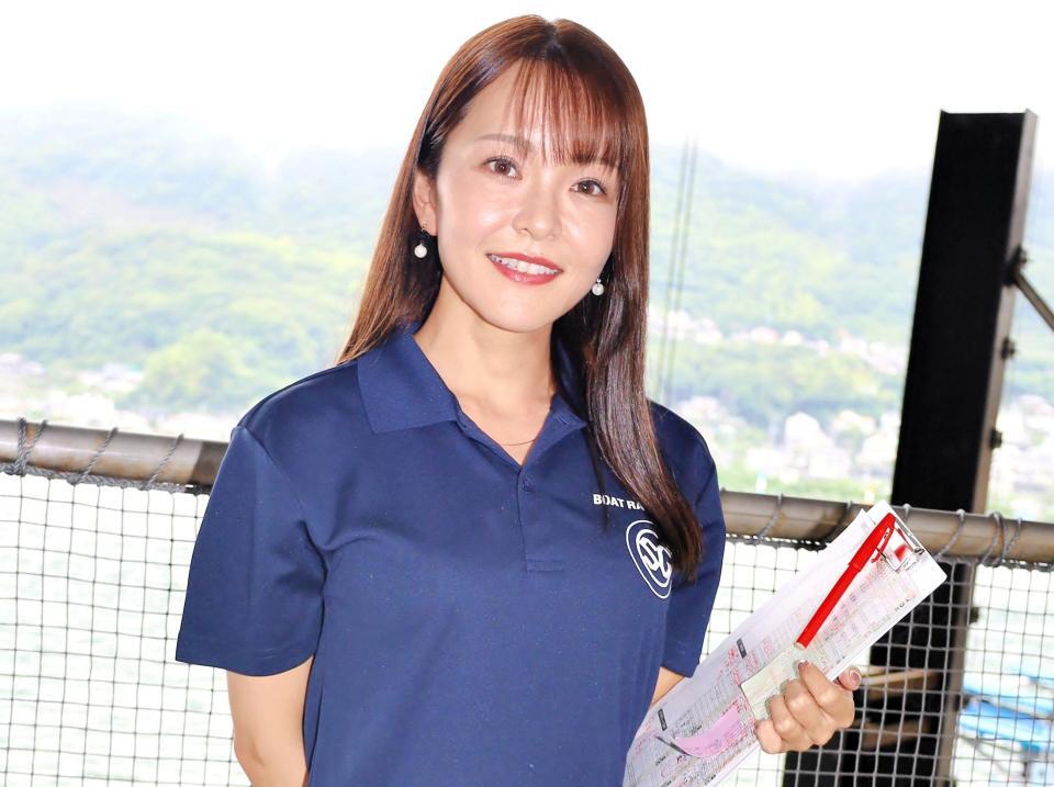 　徳山ボートでピット解説ＭＣを担当する鬼塚すずの