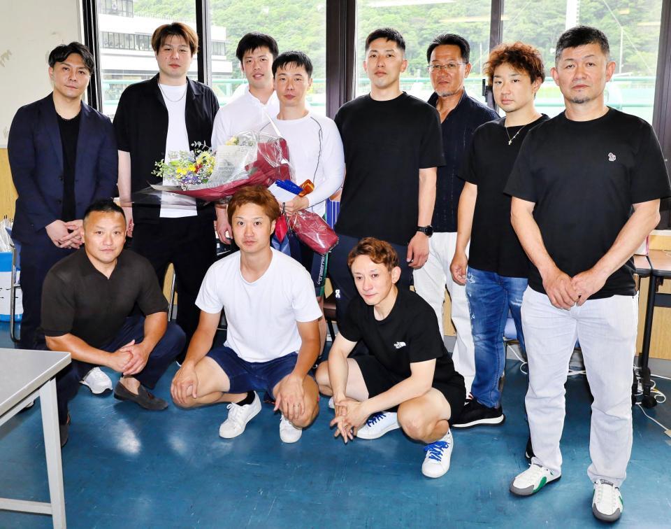 　２５日の防府競輪がラストランだった平川慎太郎（後列左から４人目）