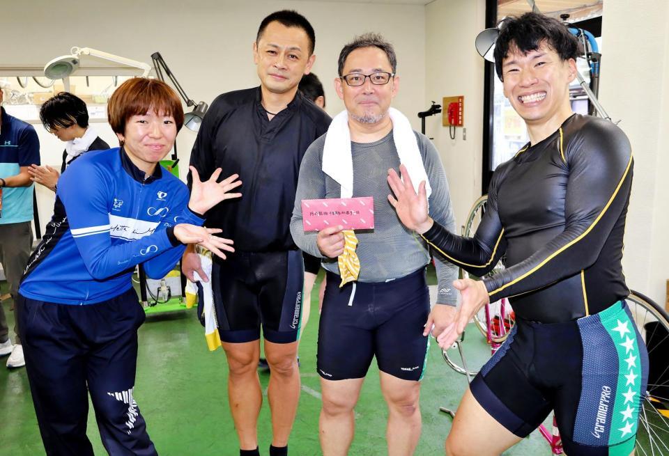 　２５日の防府競輪がラストランだった青山佐知男（左から３人目）