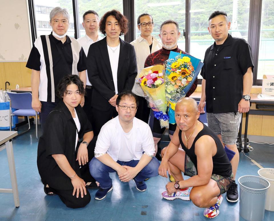 　２５日の防府競輪がラストランだった安藤雄一（後列左から５人目）
