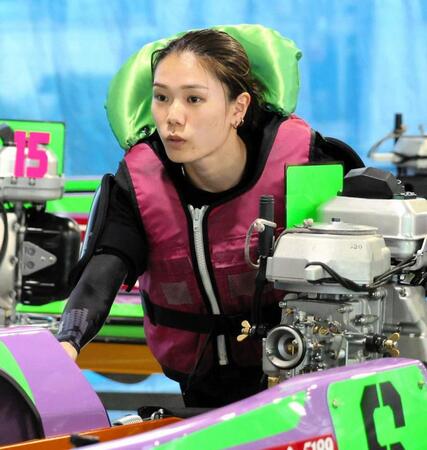 　好旋回で予選通過を狙う藤原早菜