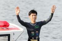 　ウイニングランで声援に応える池田浩二