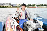 　ガッツポーズを決める優勝した池田浩二