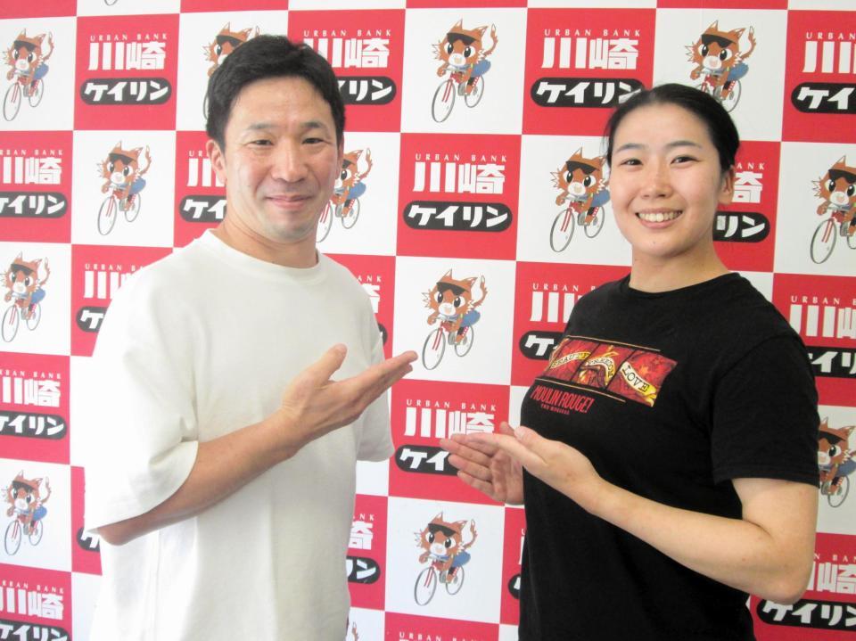 　本デビューを迎える半田水晶（右）と追加参戦となった師匠の芦沢大輔（左）