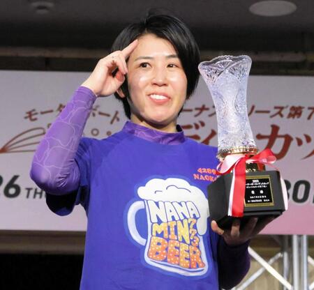 　通算９回目の優勝でポーズを決める落合直子