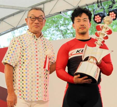 　プレゼンターの中野浩一氏（左）に祝福される南修二