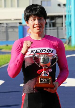 優勝カップを手に笑顔の西田優大