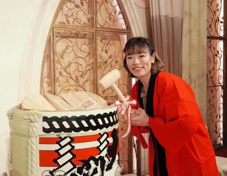 　優勝祝勝会で鏡開きを行った佐藤水菜