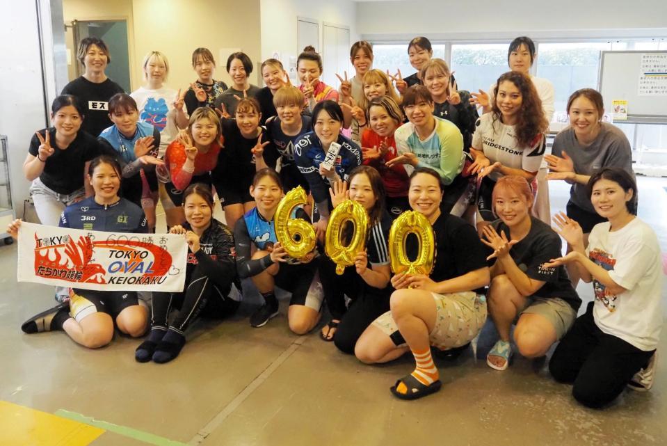 　ガールズ参加選手全員から祝福される児玉碧衣