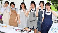 　玉野競輪場内でよんまるカフェで活動する玉野光南高の生徒６人