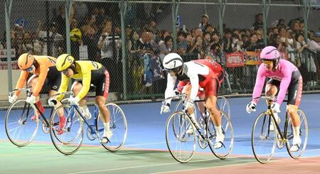 　１２Ｒを走り終えた、２着の吉田拓也（５）、１着の真杉匠（１）、３着の松谷秀幸（８）＝撮影・西田忠信