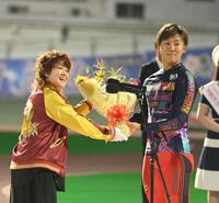 　ナ酒渚（左）から花束を受け取る真杉匠（撮影・西田忠信）