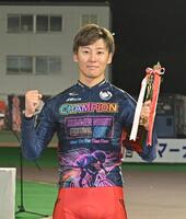 　トロフィーを手にポーズを決める真杉匠（撮影・西田忠信）