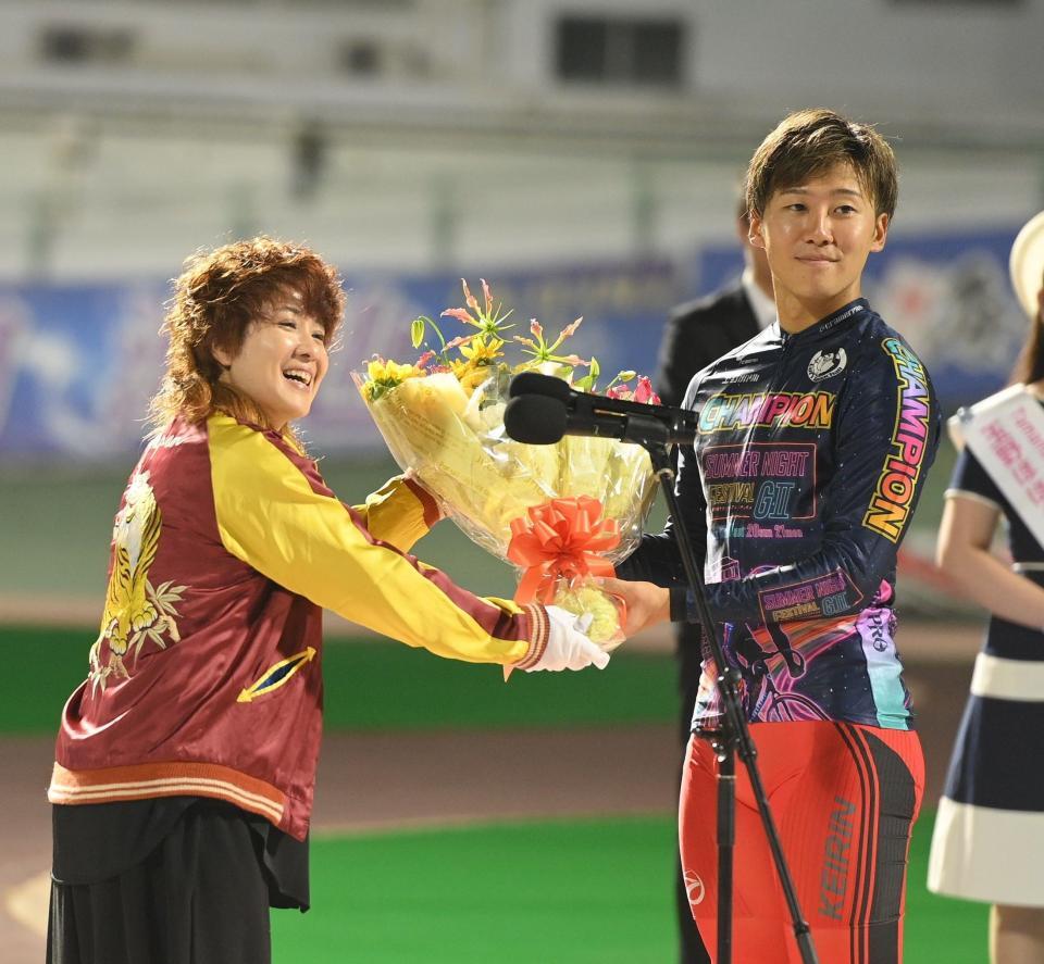 　ナ酒渚（左）から花束を受け取る真杉匠（撮影・西田忠信）