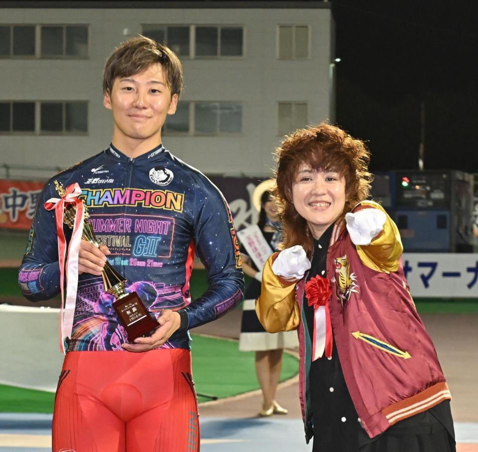 　写真に納まる真杉匠とナ酒渚（右）＝撮影・西田忠信