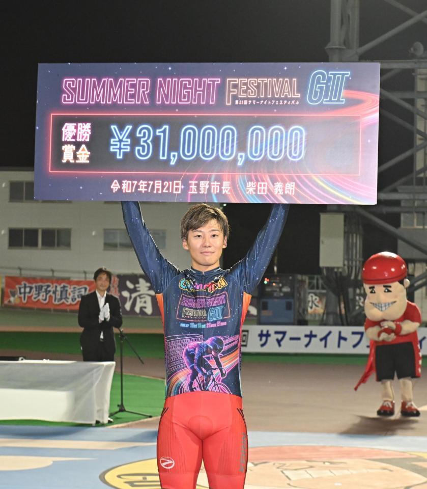 　１２Ｒを制し、賞金ボードを掲げる真杉匠（撮影・西田忠信）