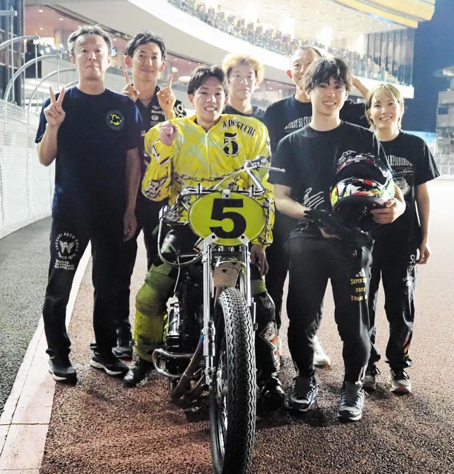 　大会２連覇で３回目のＧ１を制した黒川京介（中央）と仲間たち