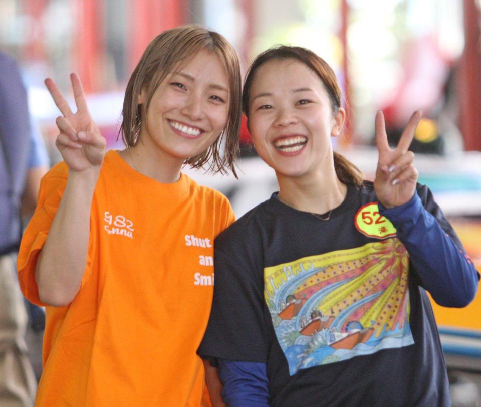 　ともに予選突破を果たし笑顔でＶサインの宮崎安奈（左）と滝沢織寧