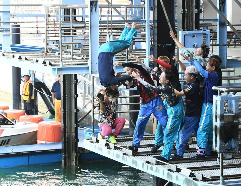 　投げ込まれる入海馨