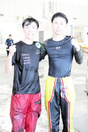 　水神祭で祝福された西岡顕心（左）、竹間隆晟