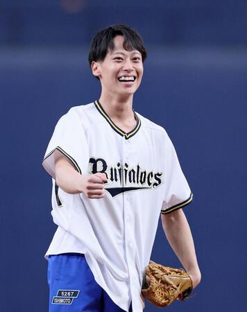 　始球式を務めて笑顔を見せる石本裕武（撮影・立川洋一郎）