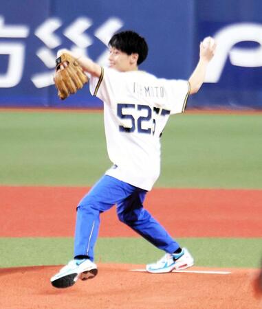 　登録番号５２６７番を背に始球式を務めた石本裕武