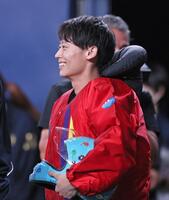 　始球式のマウンドへ向かう石本裕武（撮影・立川洋一郎）