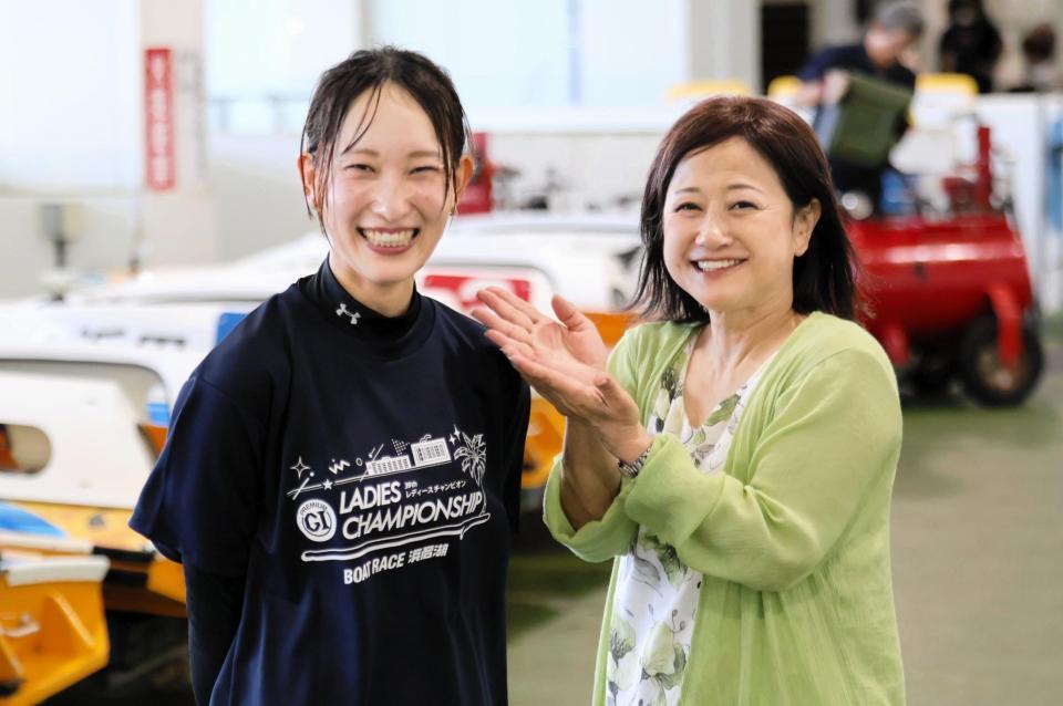 　Ｇ１初出場の高憧四季（左）を激励する徳増広美さん