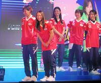 　選手代表のあいさつを終え笑顔をみせる刑部亜里紗（中央）