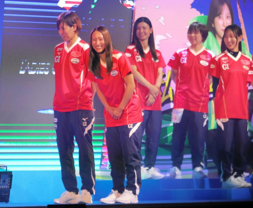 　選手代表のあいさつを終え笑顔をみせる刑部亜里紗（中央）