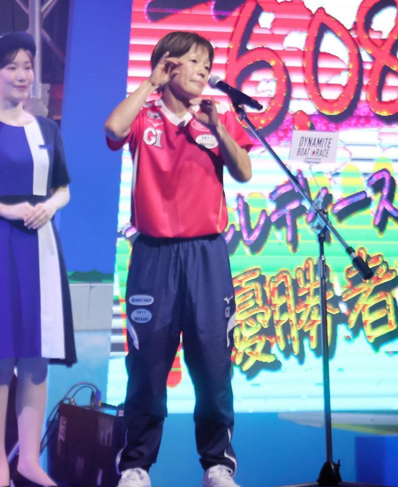 　得意のパフォーマンスで会場のファンを沸かせる岩崎芳美