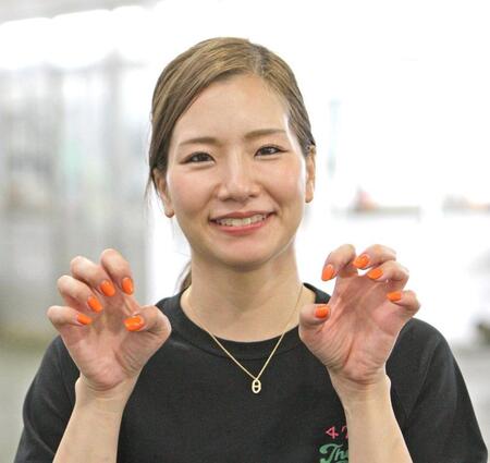 今節初白星の富樫麗加は夏に合わせたオレンジ色のネイルを披露してくれた