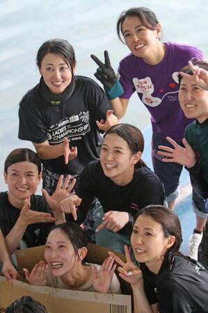 　Ｇ１初勝利を挙げ、水神祭をおこなった勝浦真帆（中央、左上は同じく初勝利を挙げた藤堂里香）