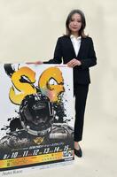 　１０日から開催されるＳＧオートレースグランプリのＰＲに来社した新井日和＝デイリースポーツ東京本部（撮影・持木克友）