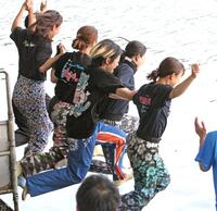 　Ｇ１初勝利を挙げ、水神祭をおこなう藤堂里香（手前から３人目）