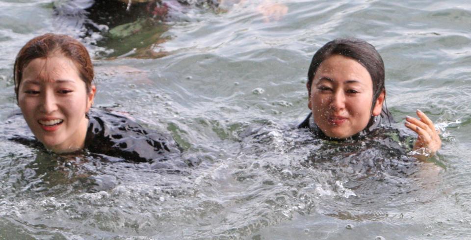 Ｇ１初勝利を挙げ、水神祭をおこなった藤堂里香（右）と一緒に飛び込んだ福井支部の西橋奈未