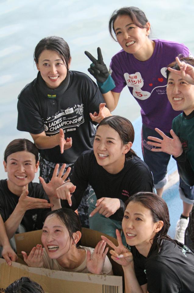 　Ｇ１初勝利を挙げ、水神祭をおこなった勝浦真帆（中央、左上は同じく初勝利を挙げた藤堂里香）