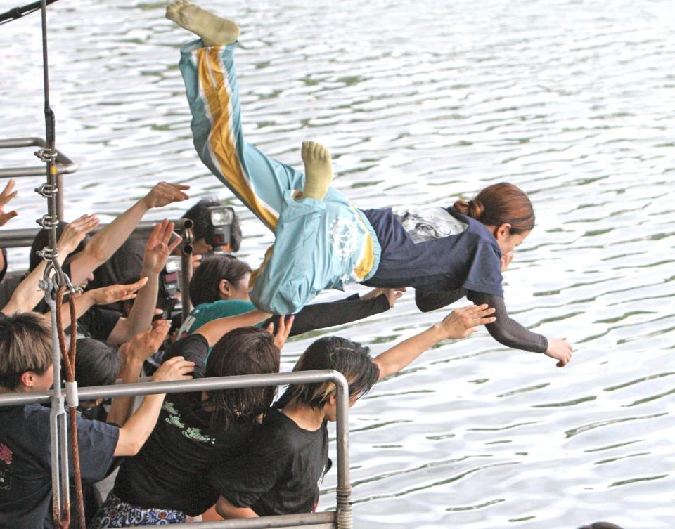 　Ｇ１初勝利を挙げ、水神祭をおこなう勝浦真帆