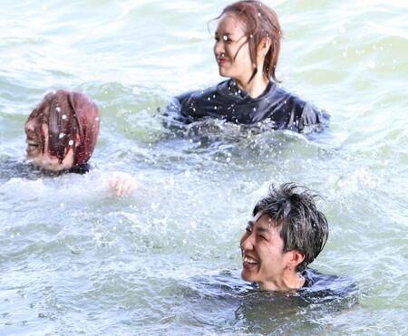 　水面から満面の笑みをみせる黒沢めぐみ（下）