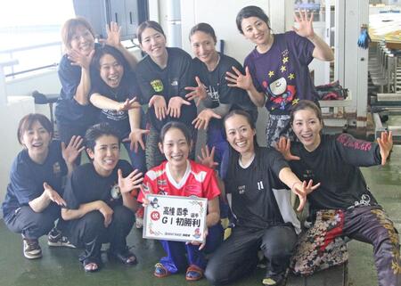 　水神祭をおこない祝福される高憧四季（前列中央）