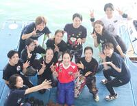 　水神祭を行い祝福される高憧四季（前列中央）