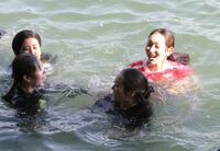 　水神祭を行った高憧四季（右）