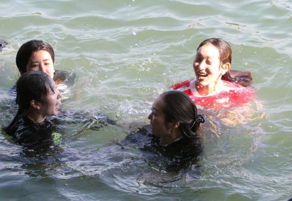 　水神祭を行った高憧四季（右）