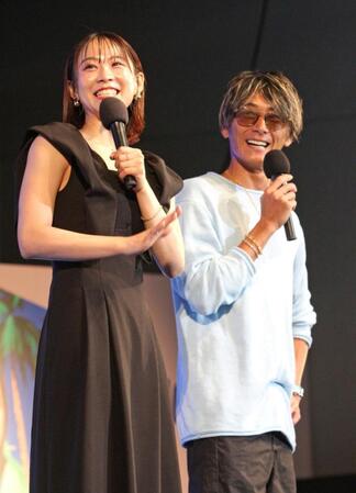 　トークショーを行った峰竜太（右）と野田なづきの師弟コンビ