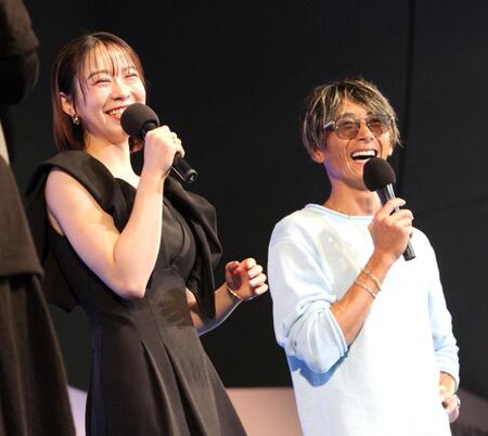 　トークショーを行った峰竜太（右）と野田なづきの師弟コンビ